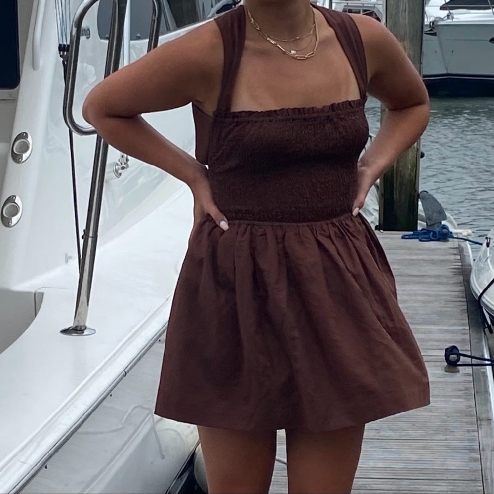 Super cute dress!! Ties in back